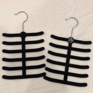 2 Tie Hangers